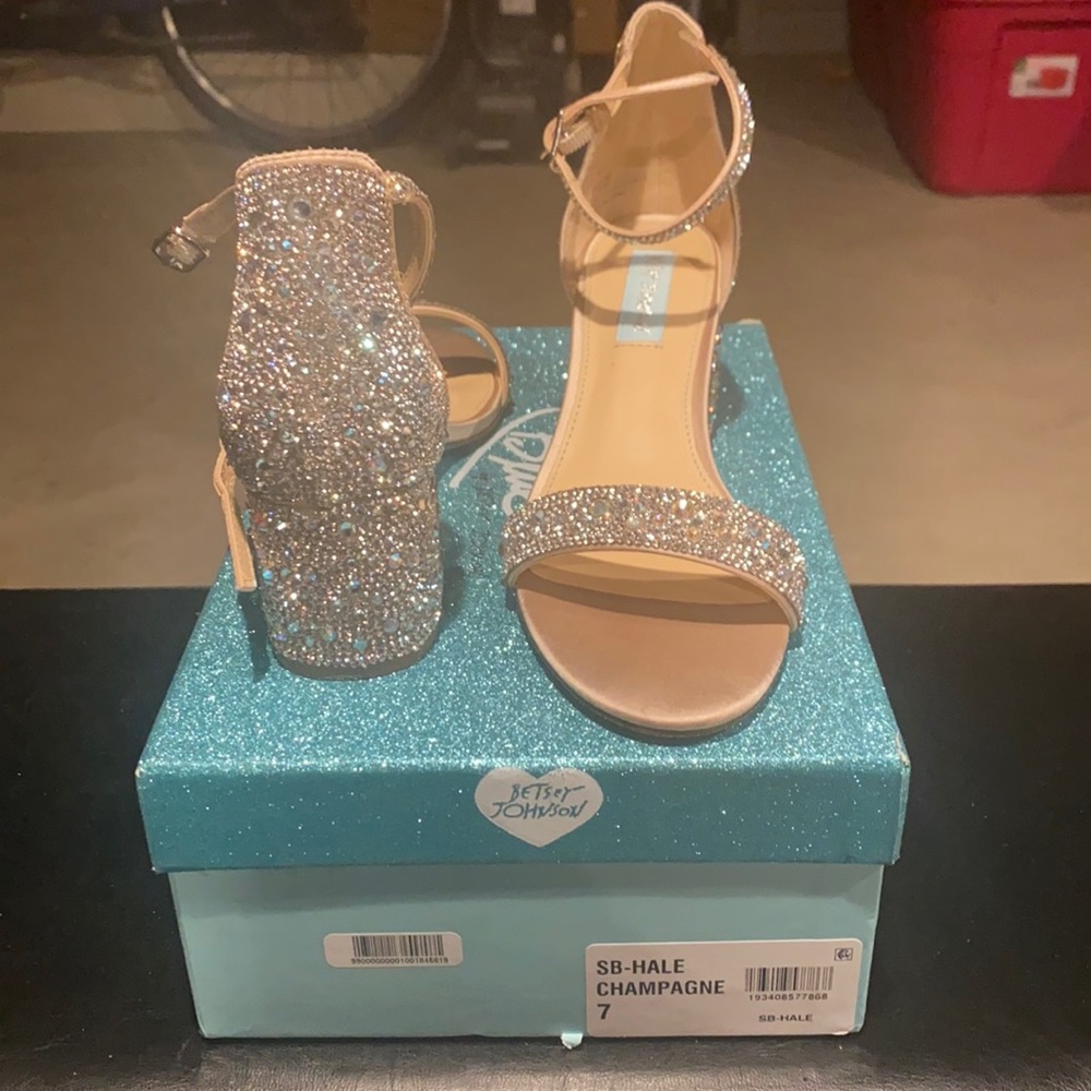 New Betsey Johnson Hale Sandal Champagne Size 7